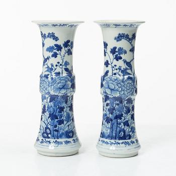 Vaser, ett par, porslin, Kina, tidigt 1900-tal.