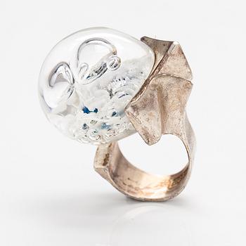 Björn Weckström, Ring "Förstelnad sjö", sterlingsilver och akryl. Lapponia 1972.