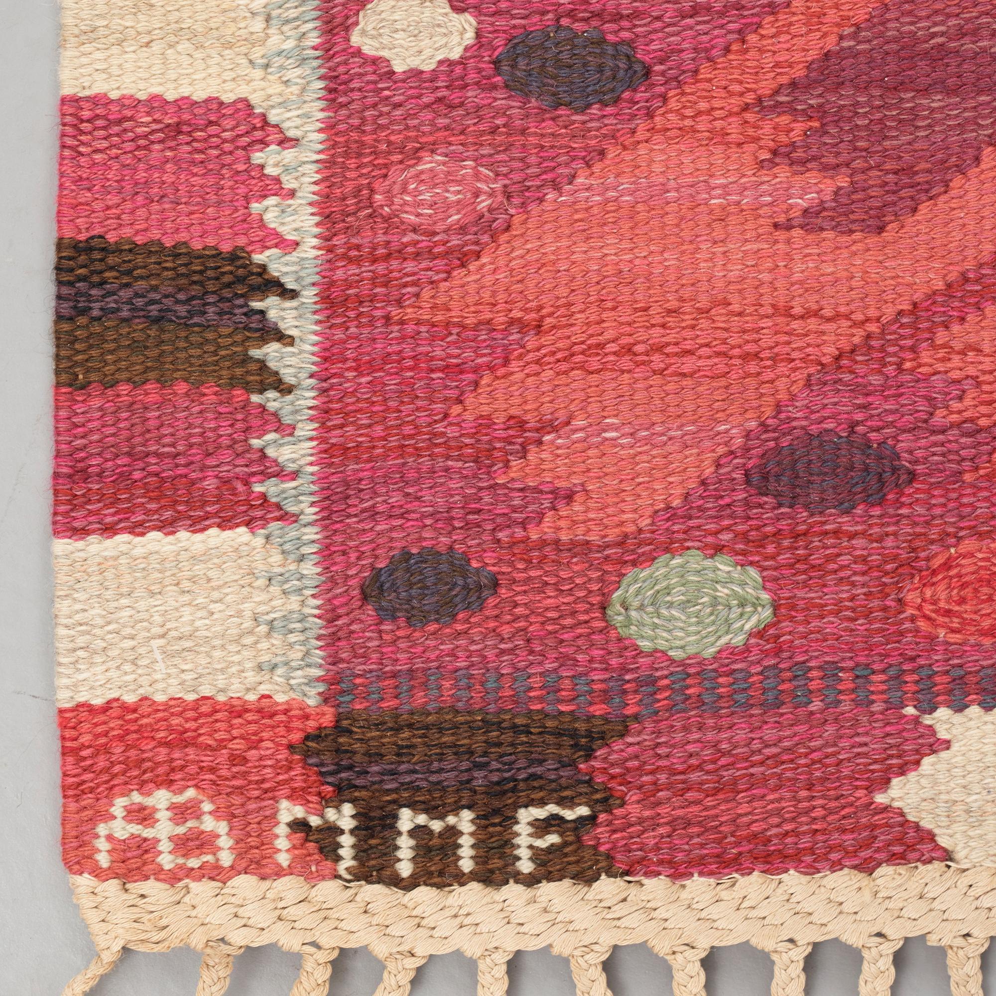 Barbro Nilsson, Matto, "Nejlikan röd", flat weave, ca 320-323 x 251 cm, signed AB MMF BN.
