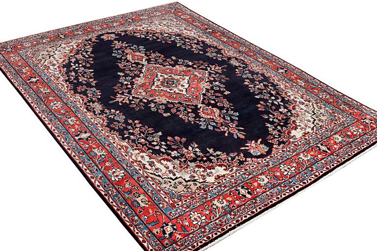 A Hamadan carpet, c. 298 x 215 cm.