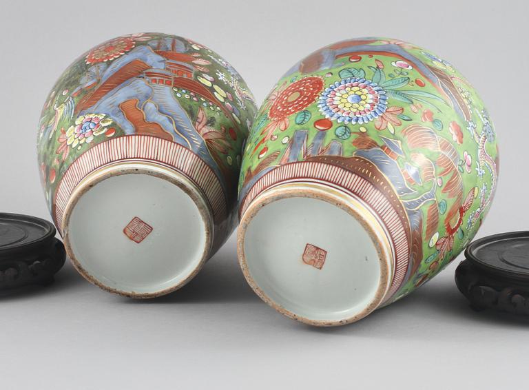 VASER, ett par, porslin, Kina, 1900-talets andra hälft.