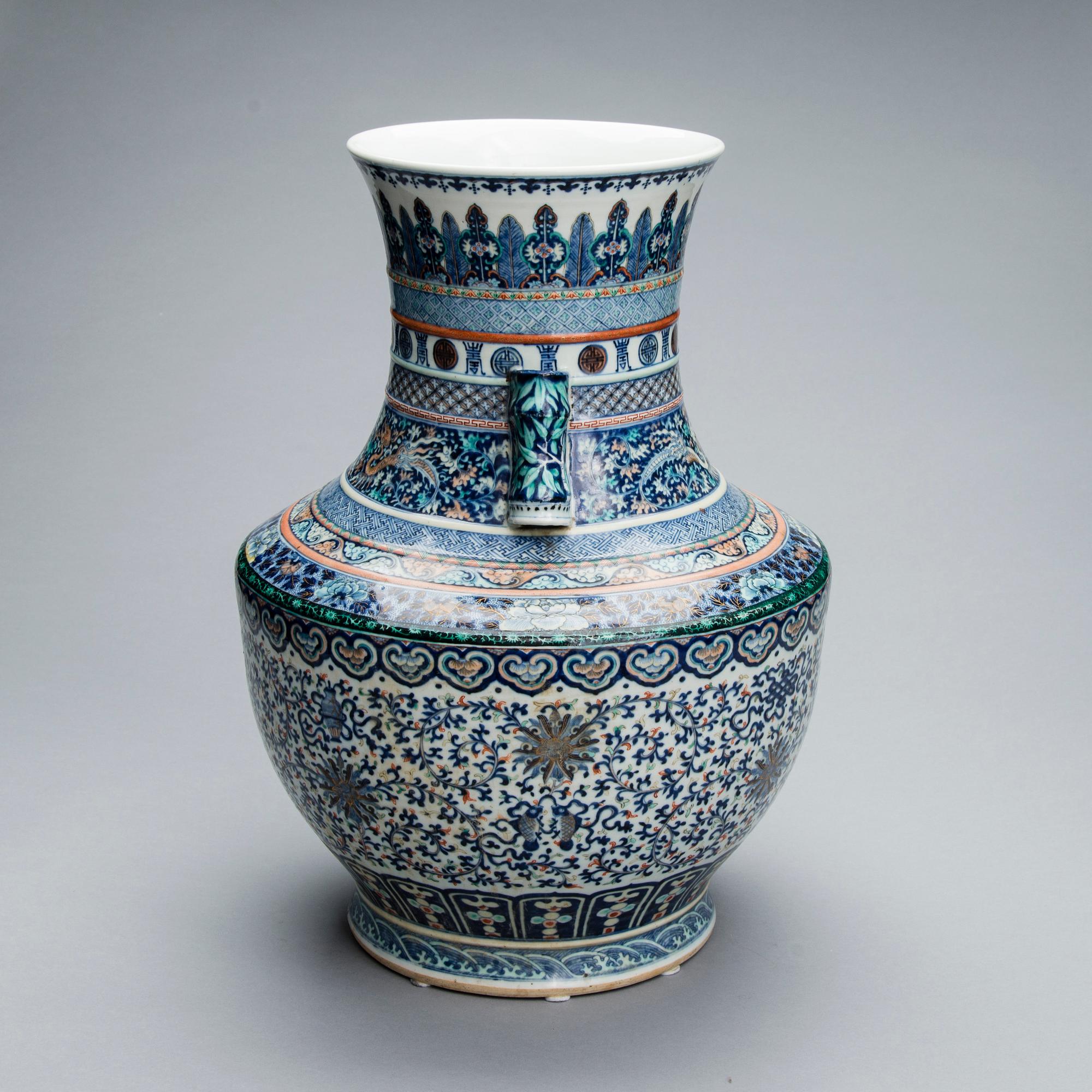 KIINALAINEN UURNA, posliinia. Guangxu 1875-1908.