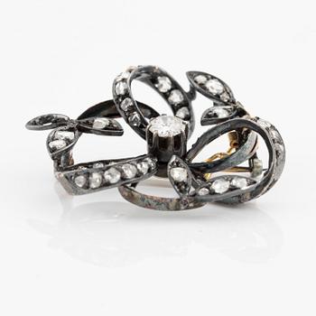 Brooch in the shape of a flower with old-cut and rose-cut diamonds.