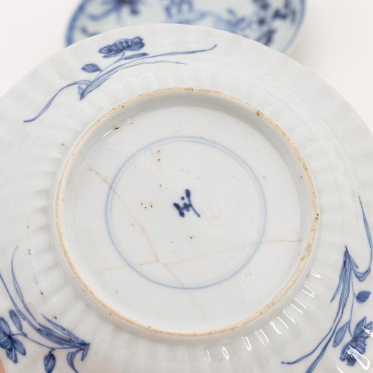 A pair of blue and white cups with saucers, three cups and a saucer, Qing dynasty, Kangxi (1662-1722).