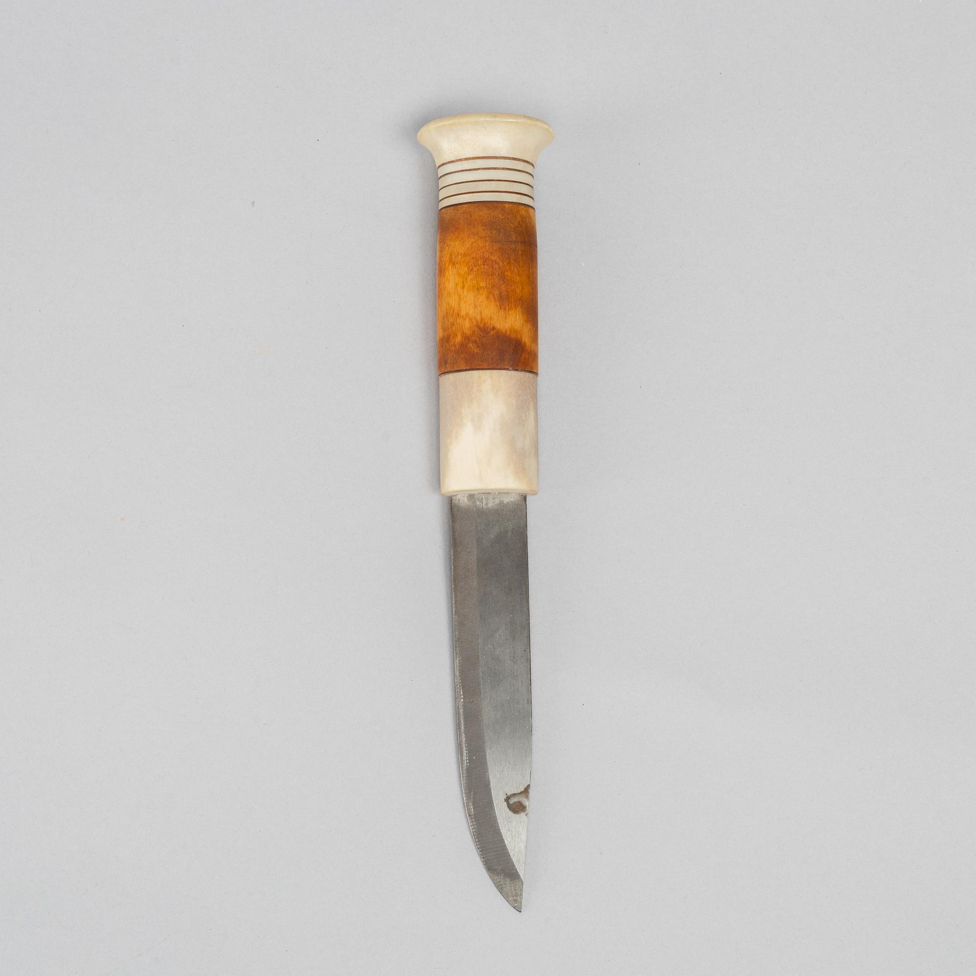 Thore Sunna, a reindeer horn knife.
