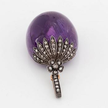 A cabochon-cut amethyst pendant/brooch.