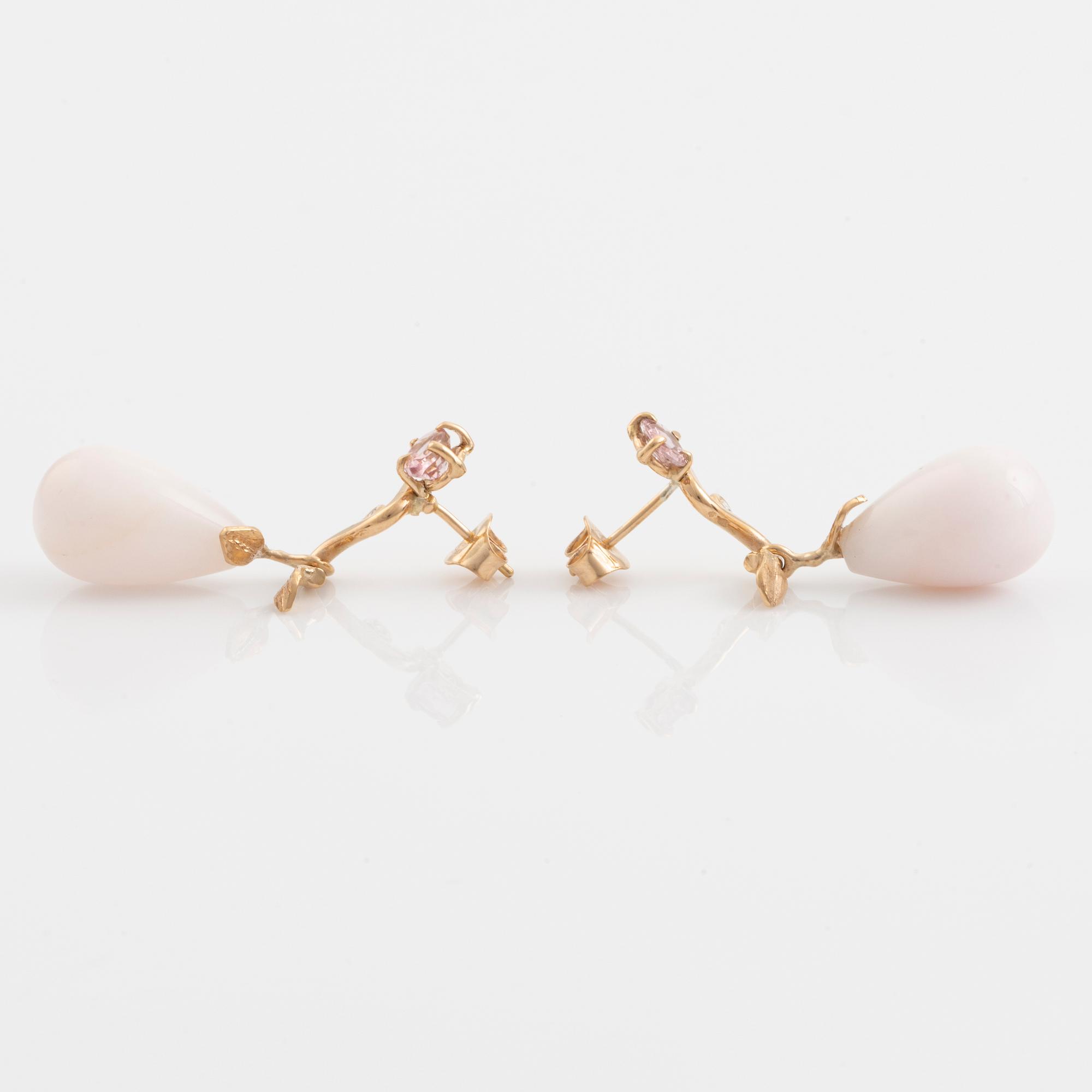 Örhängen med droppformade rosa opaler, rosa turmaliner och små diamanter.