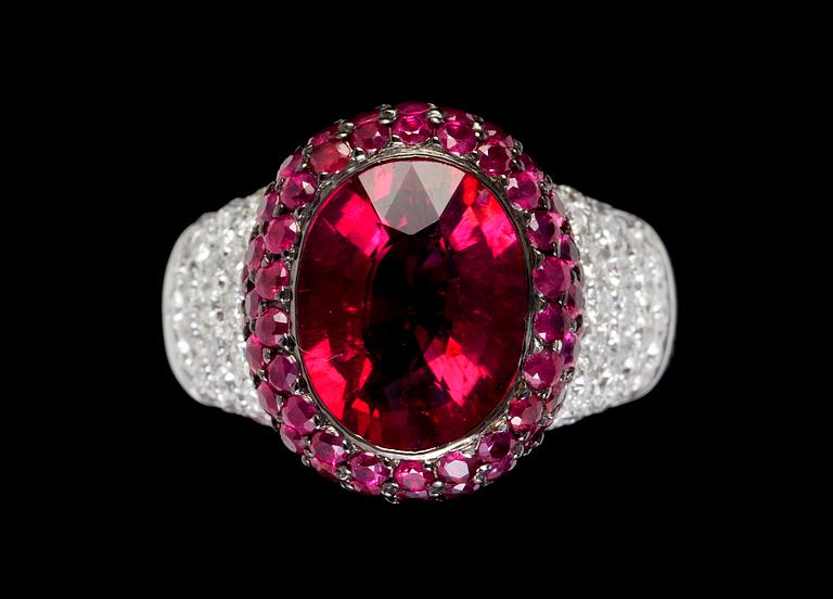 RING, rubellite, 3.70 ct, med rubiner och briljantslipade diamanter, tot. 1.65 ct.