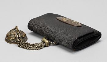 TOBAKSPUNG, läder och förg brons, Meiji, Japan.