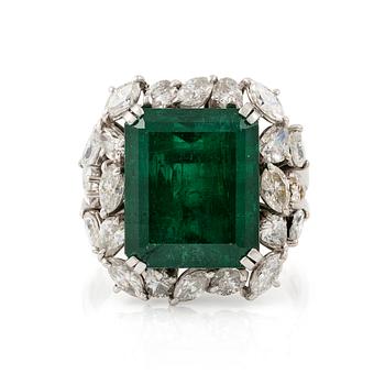 525A. An 18K white gold ring set with a step-cut emerald.
