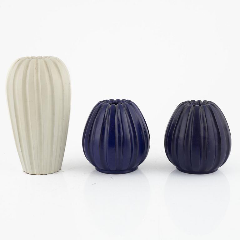 Vicke Lindstrand, a set of three vases, Upsala-Ekeby, second half of the 20th century.