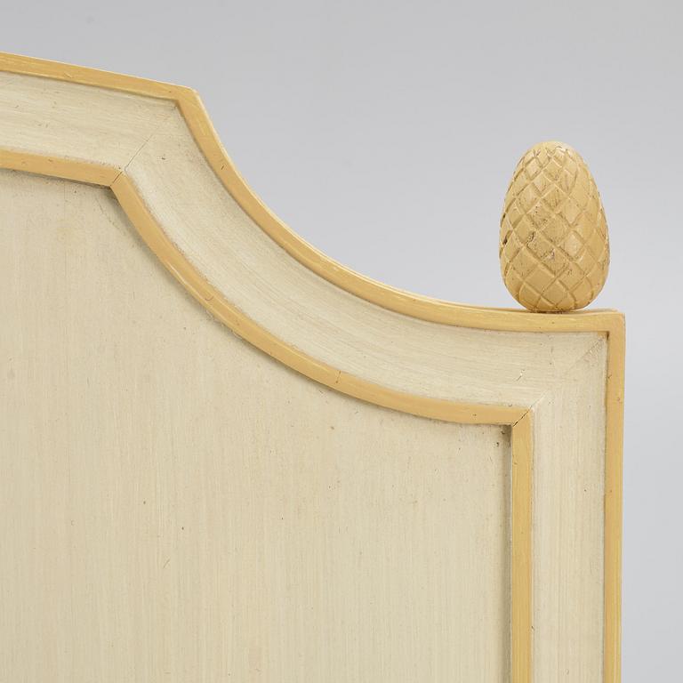 Sovrumsmöblemang, 4 delar, gustaviansk stil, sent 1900-tal.