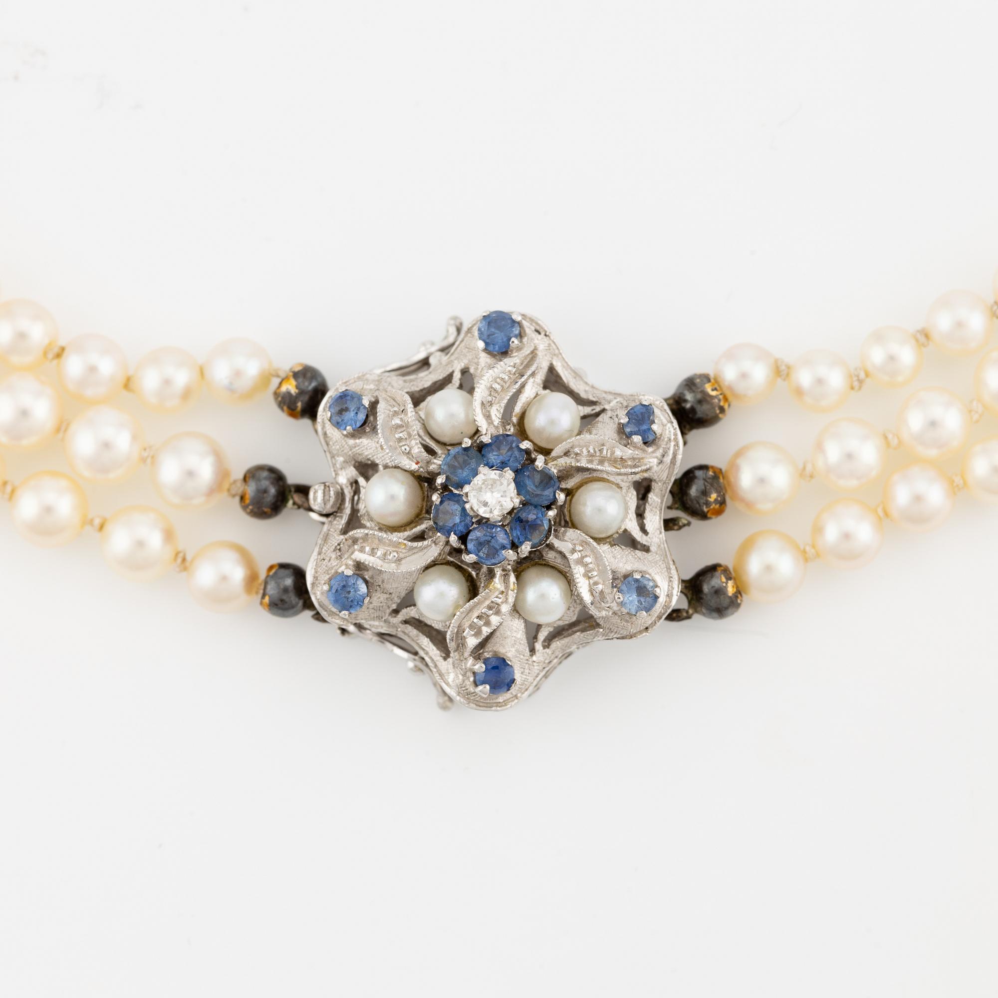 Pärlcollier, treradigt, med doserade odlade pärlor, lås 18K vitguld med safirer, pärlor och briljantslipad diamant.