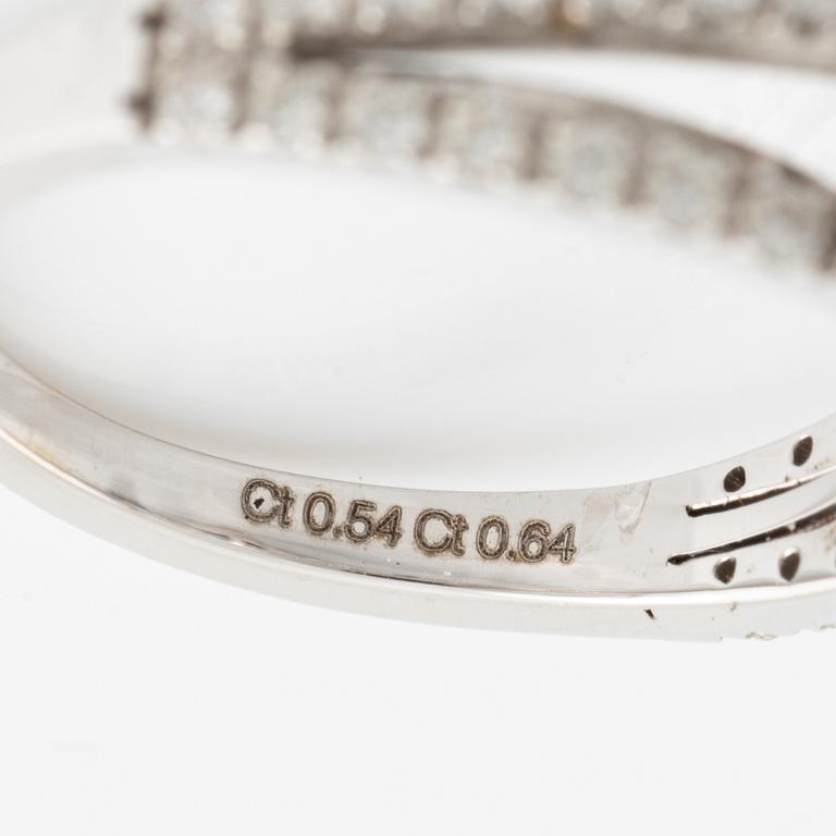 Ring 18K white gold set with an oval faceted sapphire and round brilliant-cut diamonds.