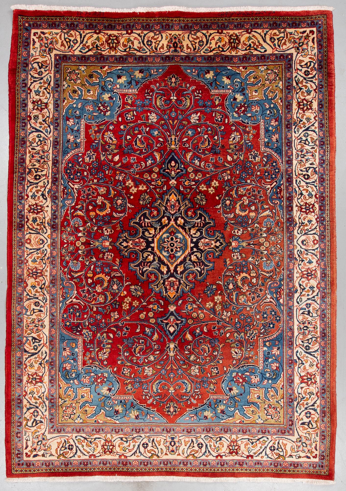 A CARPET, Mahal/Sarouk, ca 305 x 215 cm.