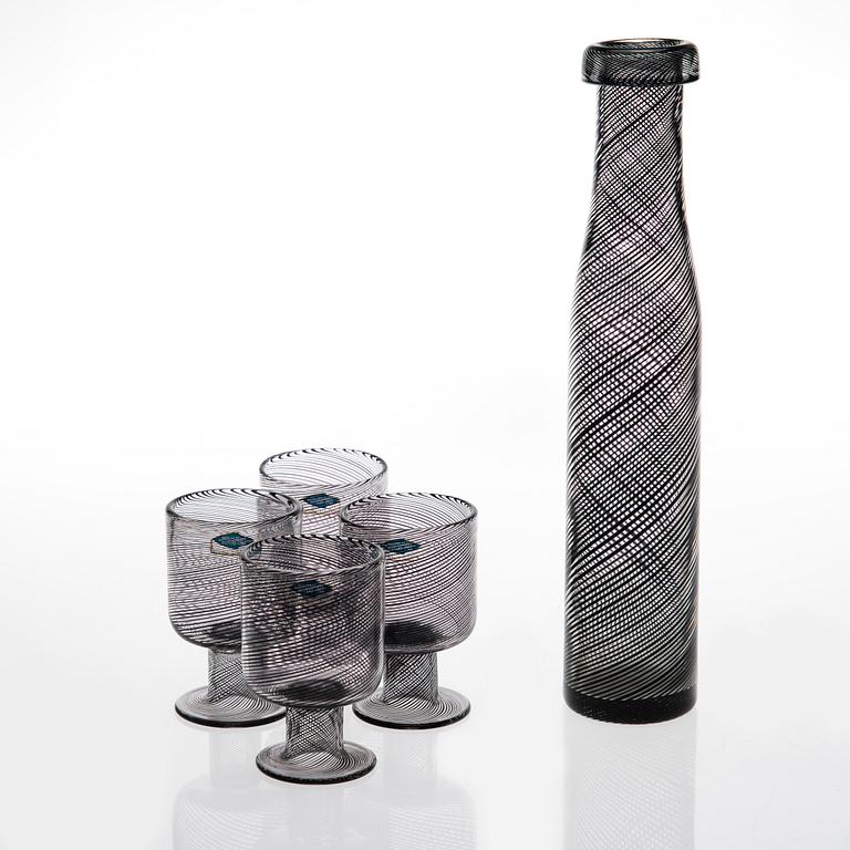 KAJ FRANCK, FLASKA OCH FYRA POKALER. Sign. K. Franck, Nuutajärvi Notsjö -63/64.