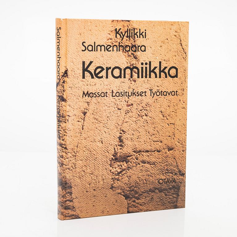 Kyllikki Salmenhaara, bägare, stengods, signerad KS och en bok utgiven av Kyllikki Salmenhaara.