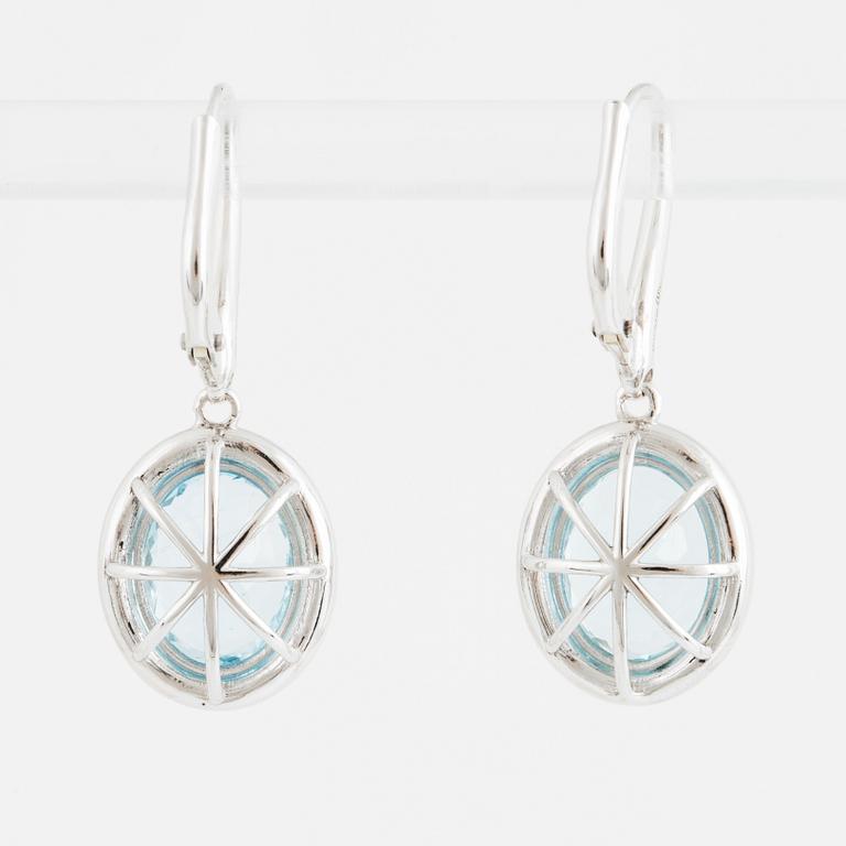 A pair of 18K gold earrings set with faceted aquamarines.