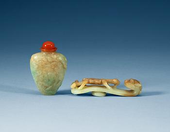 A nephrite snuff bottle with cover and a belt hook. Qing dynasty.