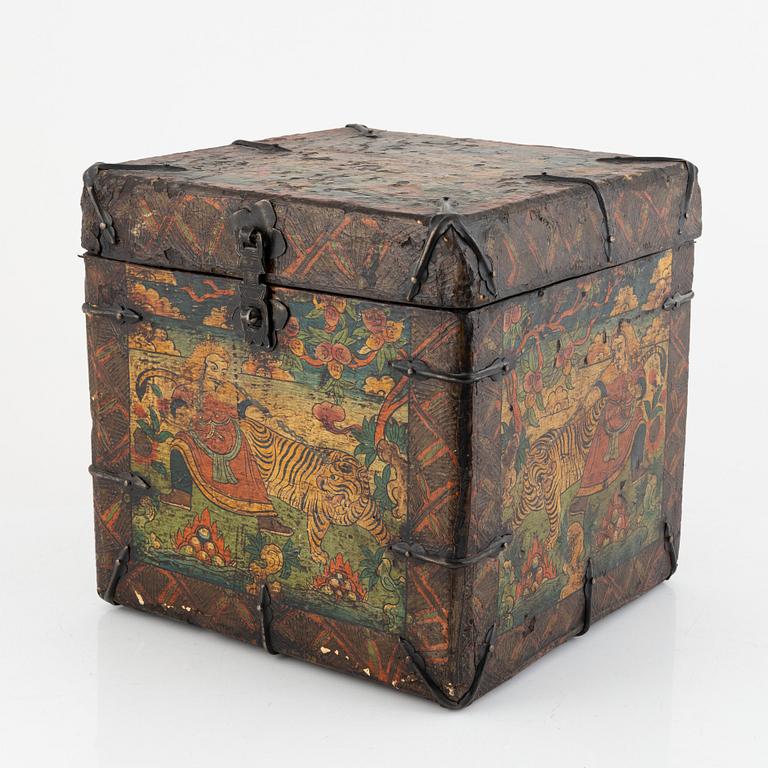 Skrin, lackat och patinerat trä, troligen Tibet, 1900-tal.