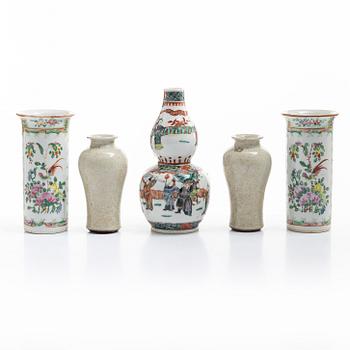 Vaser, fem stycken, porslin. Sen Qingdynasti, 1800-tal.