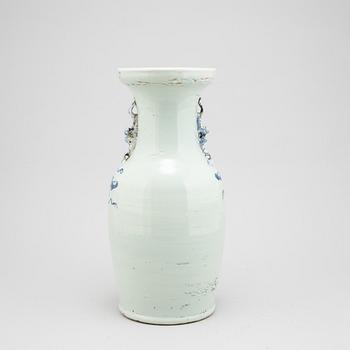 A Chinese porcelain vase, Qing dynasty, 19th century.