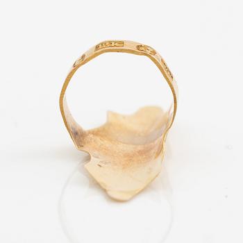 Ring 18K guld, som skydd vid sömnadsarbete. Carl Tengstedt, Göteborg 1828.