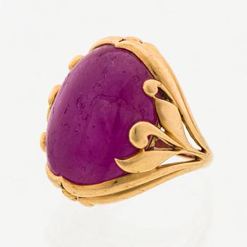 LOTTA ORKOMIES, SORMUS, pyöröhiottu rubiini, 18K kultaa. A. Tillander, Helsinki 1981.