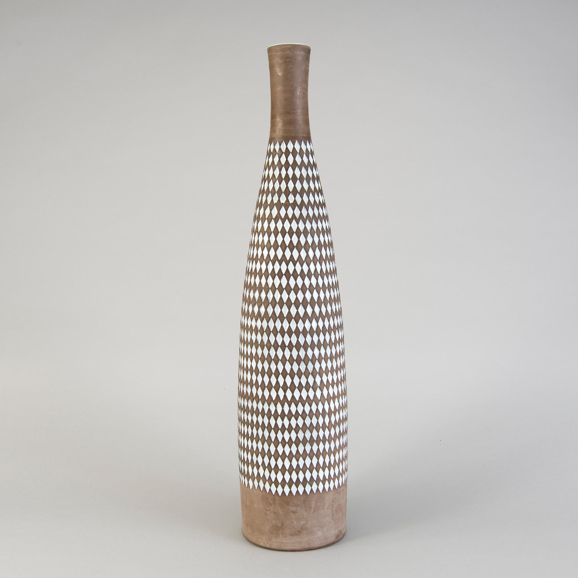 INGRID ATTERBERG, golvvas, lergods, "Pepita", tillverkad 1954-57.