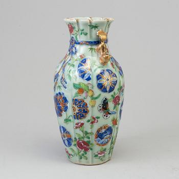 A Canton vase, Qing dynasty, 19th Century.