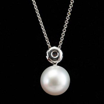 RIIPUS, Kim Wempe. Etelänmerenhelmi 13 mm, briljanttihiottuja timantteja n. 0.5 ct. 18K valkokultaa. Ketju 44 cm.