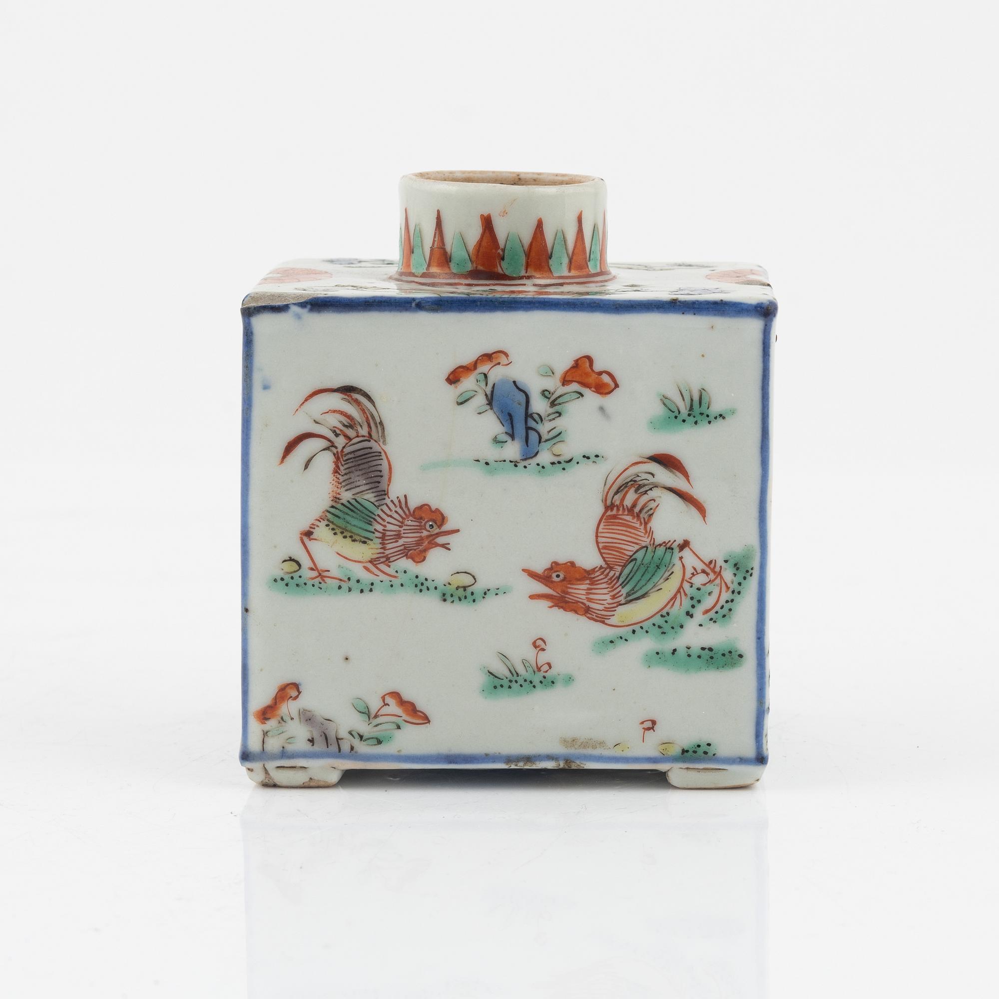 A famille verte porcelain tea caddy, Qing dynasty, Kangxi (1662-1722).