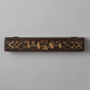 SOLFJÄDER med ETUI, akvarell och lack. Qingdynastin, 1800-tal,