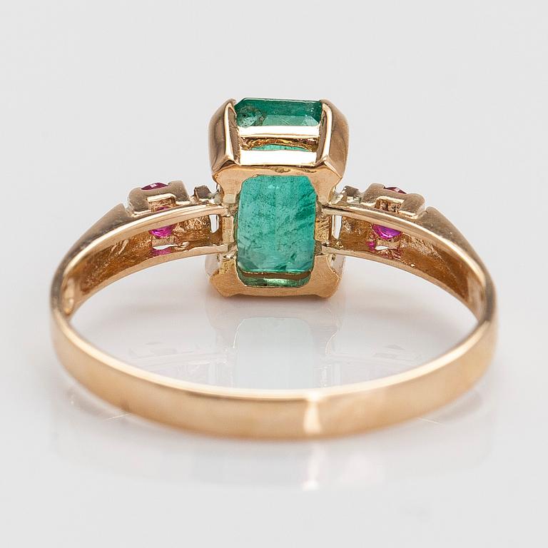 Ring, 14K guld med smargdslipad smaragd ca 1.37 ct och syntetiska rubiner. Finska stämplar.