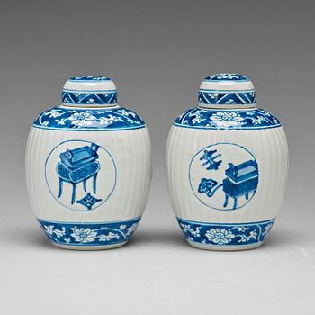 A pair of blue and white jars with covers, Qing dynasty, Kangxi (1662-1722).