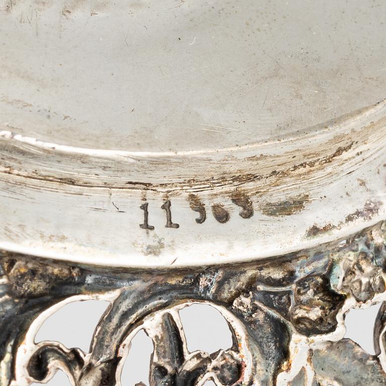 Fat, 2 st, silver, troligtvis Wilhelm Weinranck, Hanau, samt fantastistämplatr, Hanau, Tyskland, sent 1800-tal.