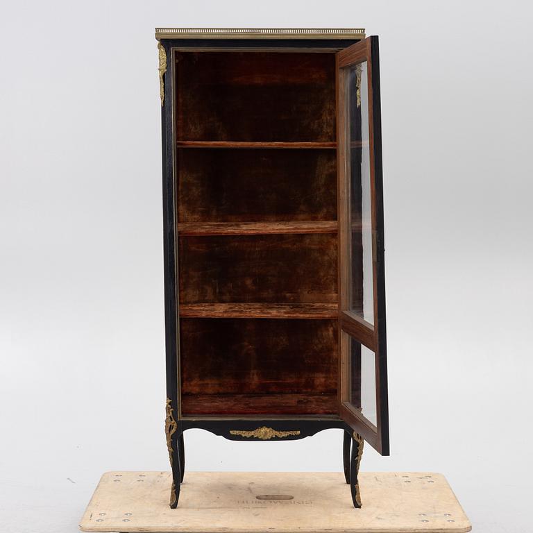 A Louis XVI-style display cabinet, around 1900.
