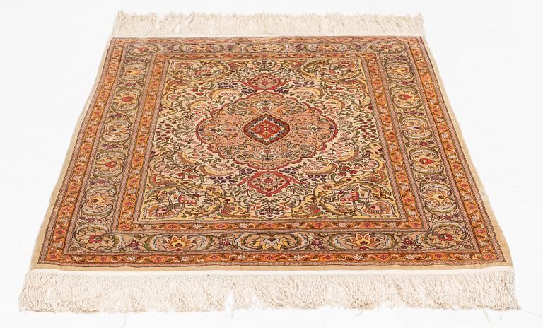 A silk Hereke rug, ca 101 x 69 cm.