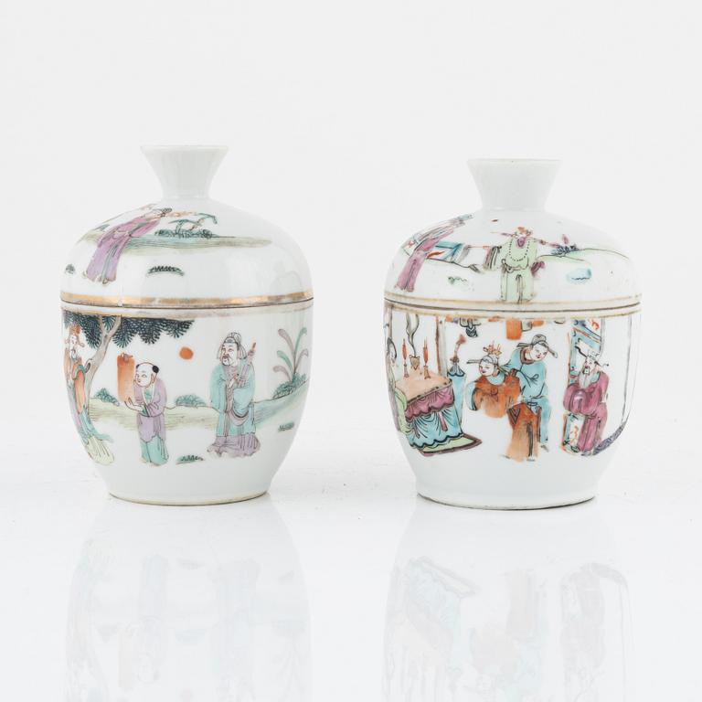 a pair of porcelain cups with covers, China, around 1900.