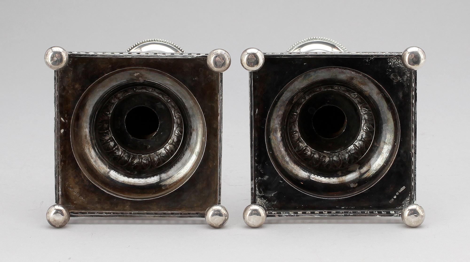 LJUSSTAKAR, ett par, silver, empirstil, J E Torsk, Stockholm, 1908. Vikt ca 990 g.