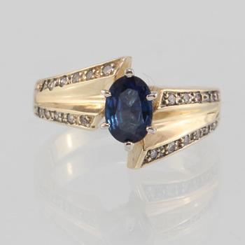 RING, 14K guld med ovalslipad blå safir samt 22 briljantslipade diamanter. Vikt 4,9 gram.