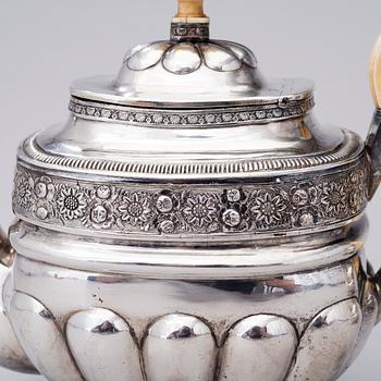 A SILVER COFFE POT AND CREAMER, Moscow 1828 and St:Petersburg 1836, total weight 750 g.