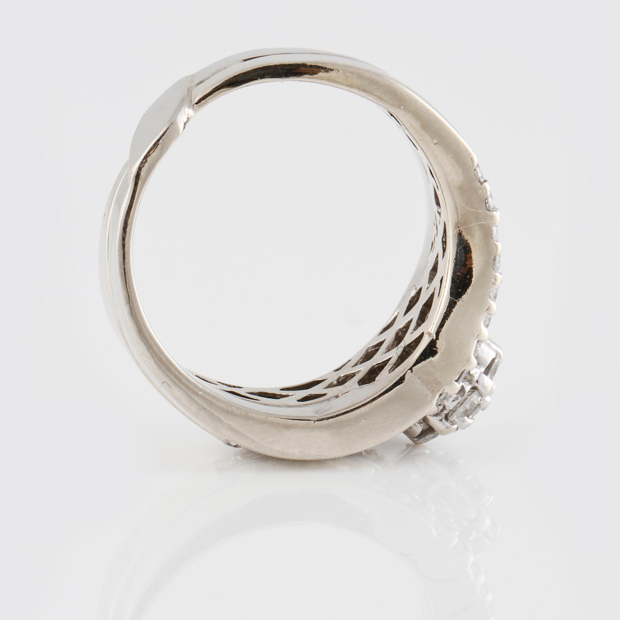 RING, 14K guld med briljant och baguettslipade diamanter ca 1.00 ct. Vikt 6,3 gram.