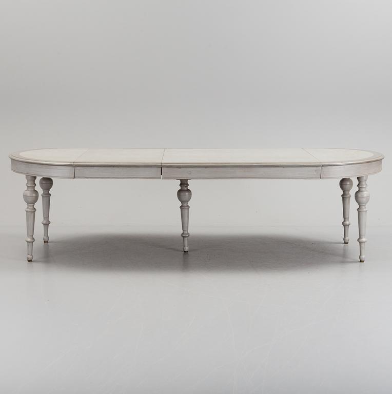 A late 19th century dining table.