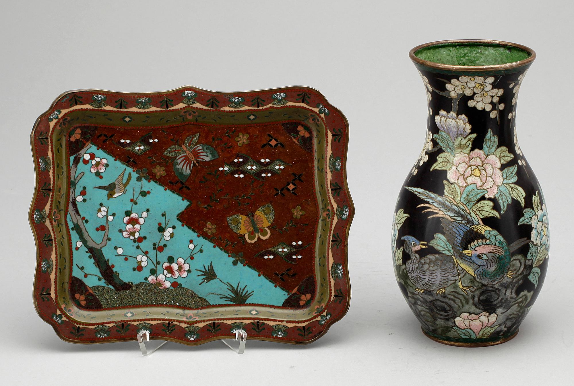 VAS samt bricka, cloisonne, Japan, 1900-tal.