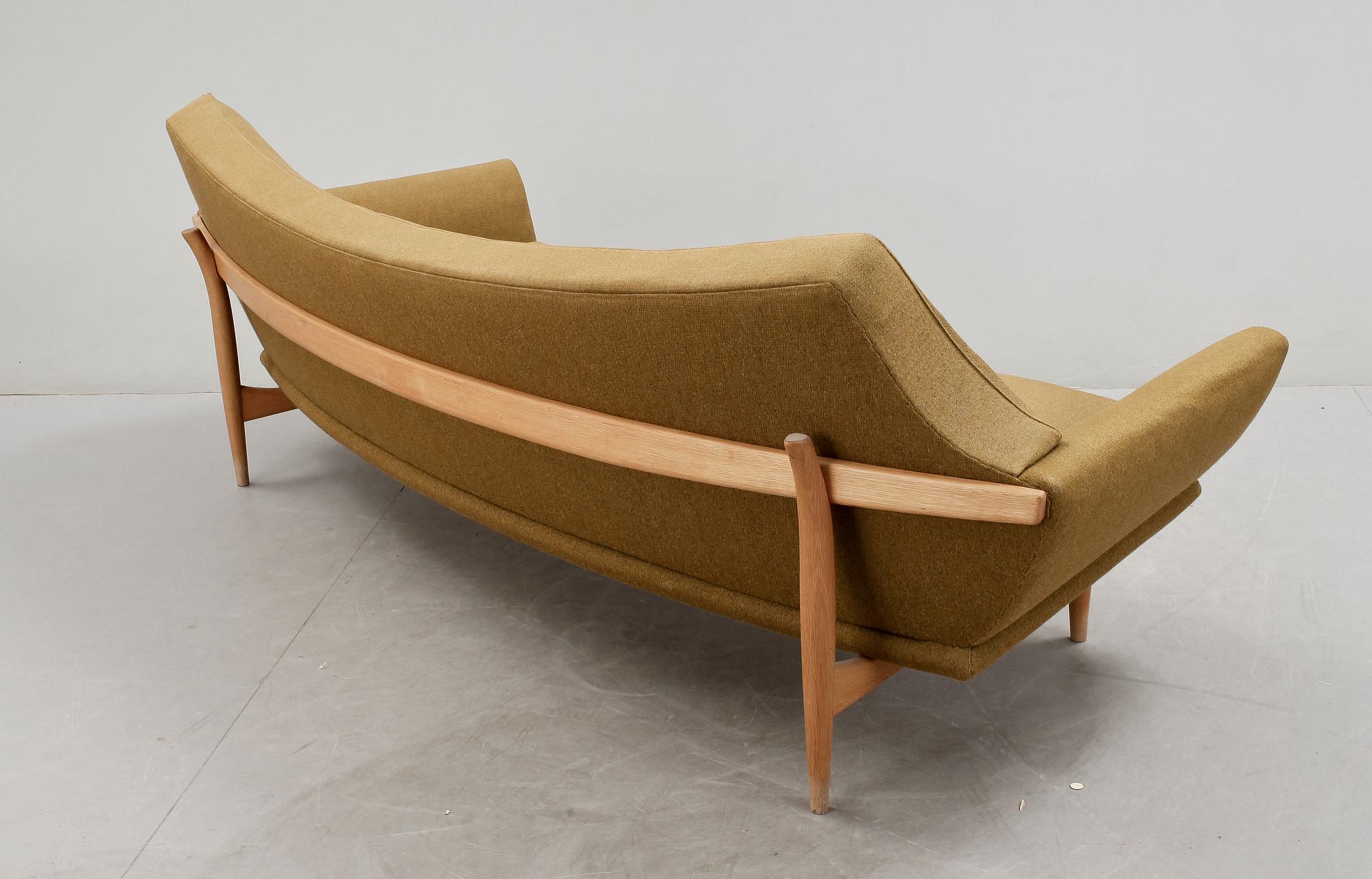 JOHANNES ANDERSEN, 3 delar, Fåtölj, Soffa och bord, Trensum Möbelfabrik, 1960-tal. Soffa etikettmärkt undertill.