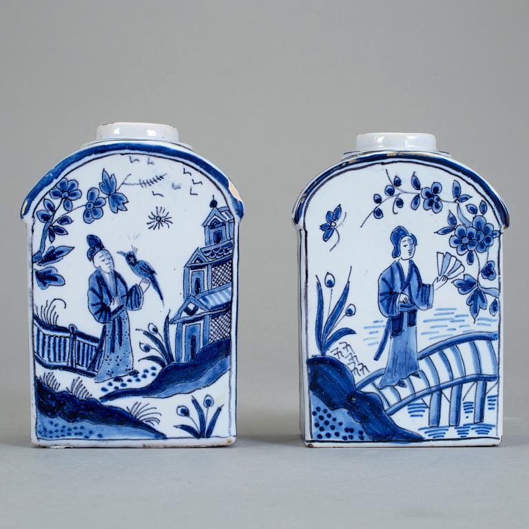 TEDOSOR, ett par, fajans, omkring 1900.