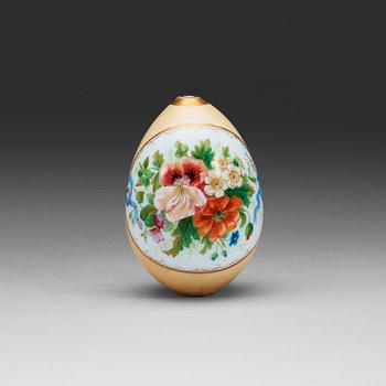 1074. A Russian porcelain egg, 19th Century.