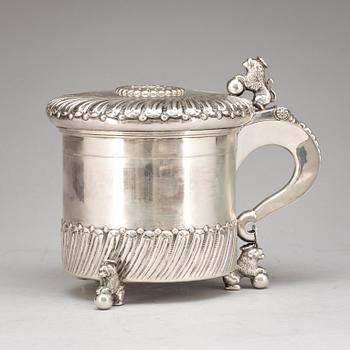 DRYCKESKANNA, silverhalt 830. Möjligen Danmark. Vikt ca 1218g.
