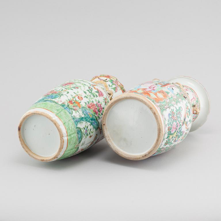 A pair of Chinese vases from around year 1900.